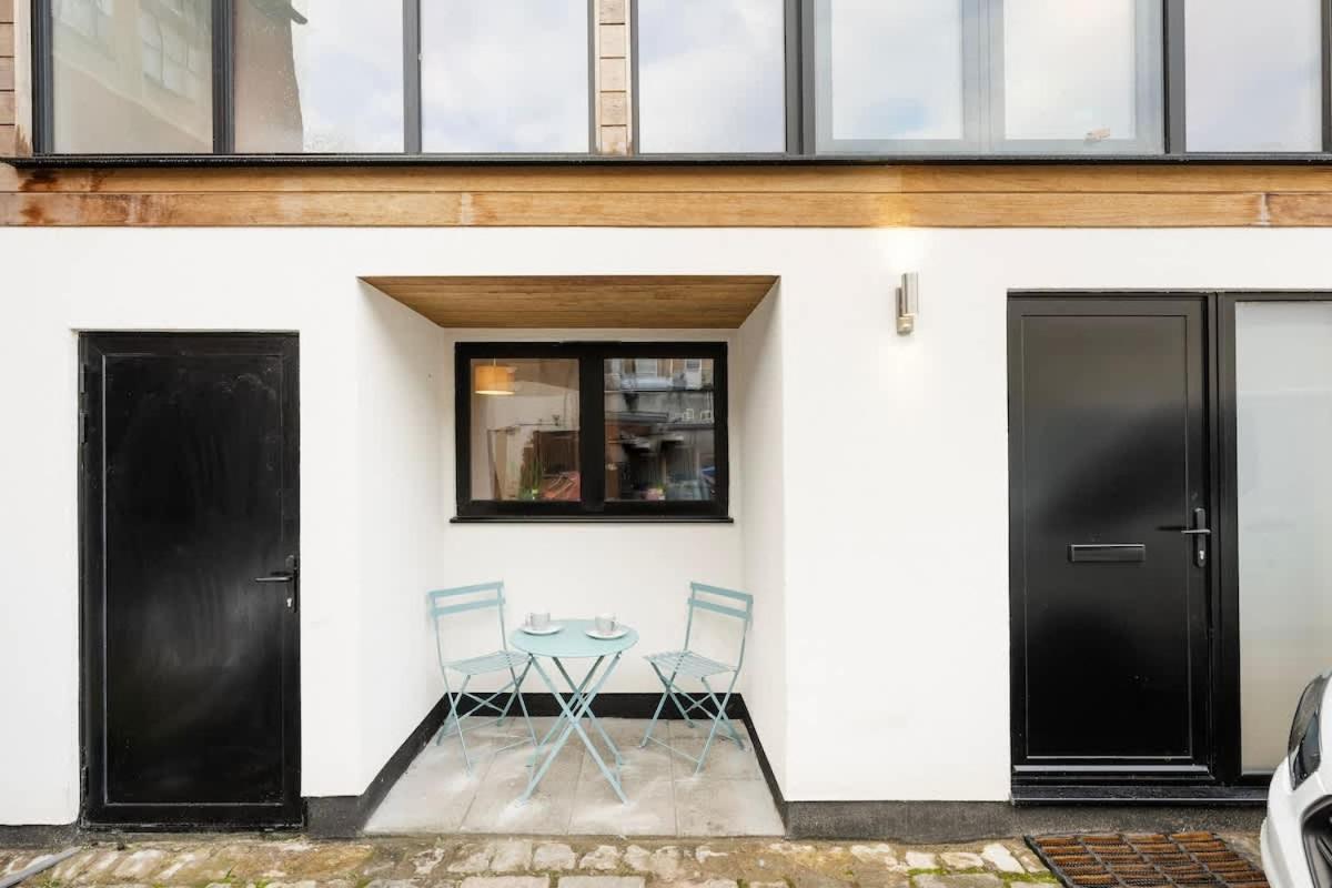 Вилла The Upside Down Eco House Бристоль Экстерьер фото